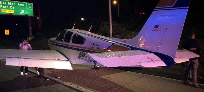  Bίντεο που κόβει την ανάσα – Αεροπλάνο προσγειώνεται σε αυτοκινητόδρομο